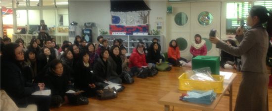 지난 11일 서울시 성북구에 위치한 길음유치원에서는 약 350여명의 학부모들이 몰린 가운데, 유치원 신입생 추첨식이 열렸다. 