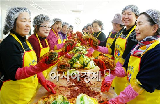 강진군자원봉사센터, 사랑의 김치담그기 봉사활동 펼쳐