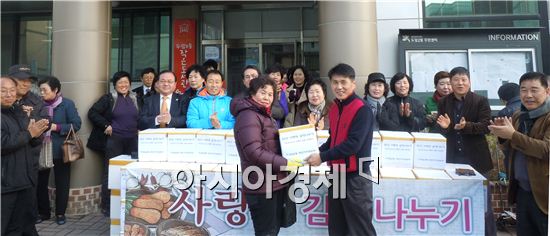 [포토]두암 2동 주민자치위원회 "사랑의 김치" 전달