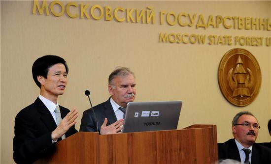 이돈구(맨 왼쪽) 산림청장이 러시아 모스크바 국립 산림대학에서 이 대학 교수, 대학생, 대학원생 등 100여명을 대상으로 ‘산림은 우리의 미래’란 주제로 특강하고 있다.
