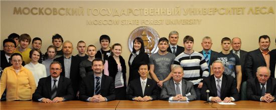 이돈구 산림청장과 모스크바 국립산림대학 교수, 대학생, 대학원생들이 특강행사가 끝난 뒤 기념사진을 찍고 있다. 