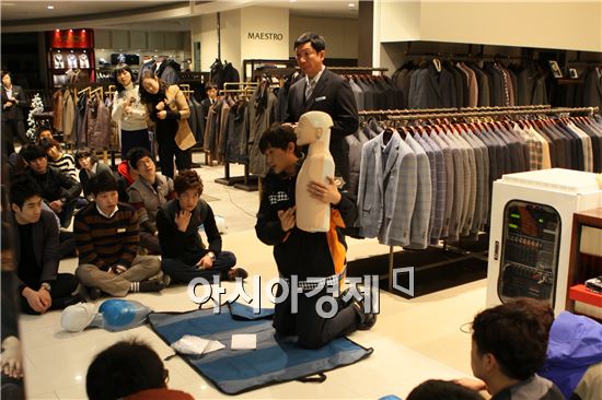 [포토]롯데백화점 광주점, 심폐소생술 체험교육 실시