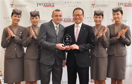 윤영두 아시아나항공 사장(오른쪽)이 11일 뉴욕 로날드 맥도날드 하우스에서 열린 시상식에서 '2012 올해의 항공사' 상을 수상한 뒤 프리미어 트래블러지 CEO 제이크 포터(왼쪽)와 함께 기념촬영을 하고있다. 