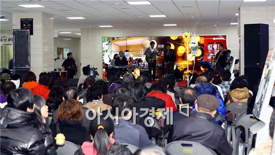 전남대학교병원은 지난 11일 1층 로비에서 송은규 병원장 등 의사들이 직접 연주하며 환자들의 쾌유를 기원하는 작은 음악회를 개최했다. 