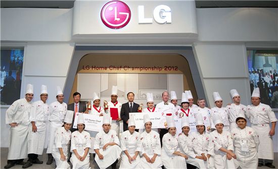 LG전자가 11일(현지시간) 칠레 산티아고 W호텔에서 LG 글로벌 아마추어 요리대회 2012를 개최했다. 이번 대회에 참가한 10개국 14개팀이 기념촬영에 임하고 있다. 