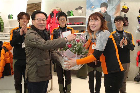 박동문 코오롱인더스트리 사장이 12일 코오롱스포츠 강남 컬쳐스테이션을 직접 방문해 직원들에게 12송이의 장미꽃바구니를 전달했다.
