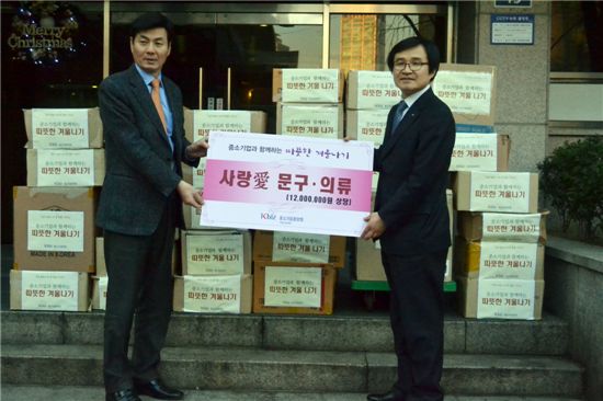 강성근 중기중앙회 경영기획본부장(오른쪽)이 문병길 서울농아인협회장에게 물품전달을 하고 있다.