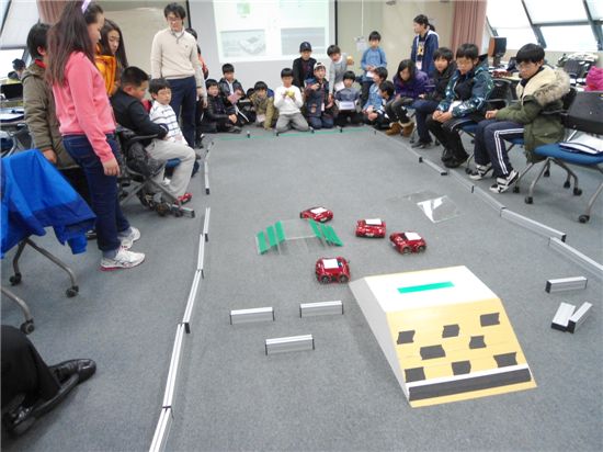 지난해 겨울방학 때 열린 과학영재캠프에서 참가학생들이 스마트폰을 이용한 로봇자동차경기를 펼치고 있다.