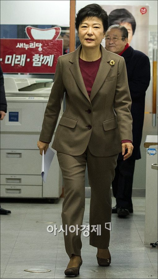 [포토]회견장 들어서는 박근혜 후보