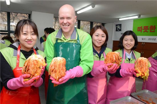 에이스생명, 저소득계층에 김장김치 전달