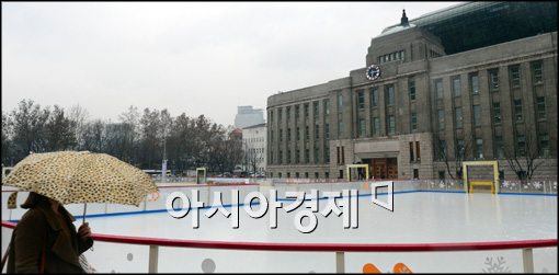 [포토]서울광장 스케이트장을 지나가는 시민