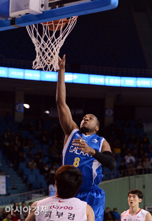 [포토] 타운스 '골 밑에서 살짝'