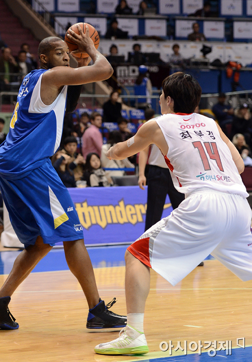 [포토] 타운스 '최부경, 날 막을 수 있겠나'