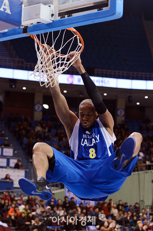 [포토] 슬램덩크 타운스 '골대가 튼튼하군'
