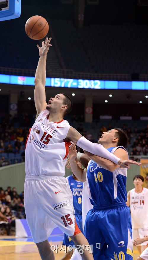 [포토] 김민수 '한 손은 막고 한 손은 잡고'