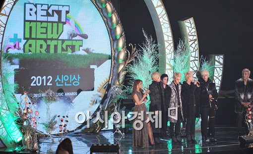 [포토]B.A.P-에일리, '2012 MMA' 신인상 수상!