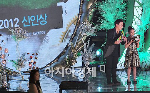 [포토]'2012 MMA' 허각-김수정, 신인상은 누구?