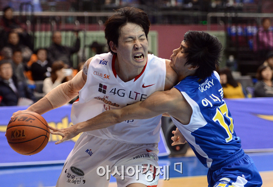 [포토] 이시준 '팔을 쭉 뻗어보지만'