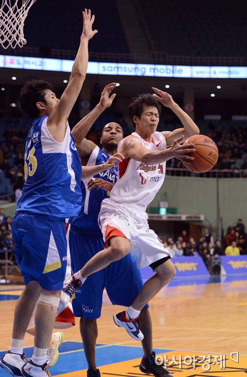 [포토] 김선형 '슛 쏘려다 패스'