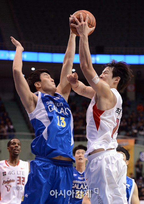 [포토] 유성호 '파울로라도 막는다'