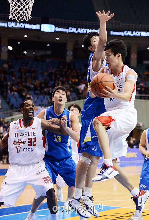 [포토] 김선형 '슛이 안되면 패스로~'