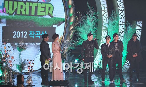 [포토]'2012 MMA' 이단옆차기, 작곡상 수상!