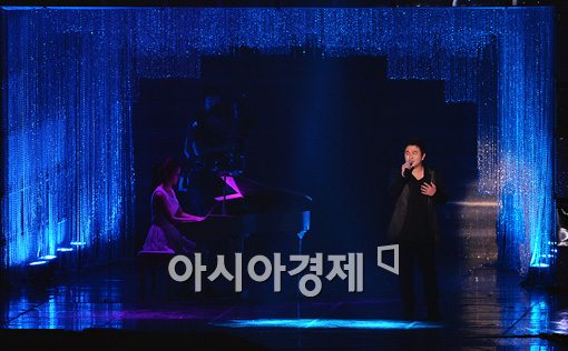 [포토]'멜론뮤직어워드' 허각, 감미로운 피아노 선율에 맞춰~