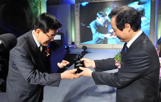 유덕열 동대문구청장이 ‘2012 서울석세스 어워드 대상’ 기초단체 부문 대상을 수상하고 있다.
