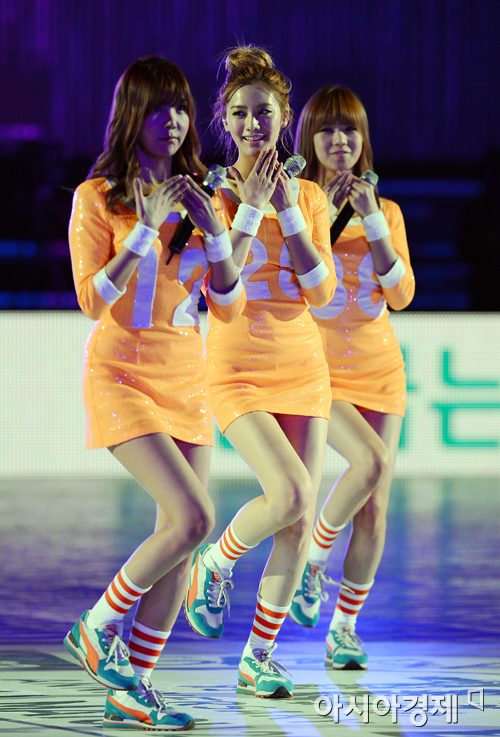 [포토] 오렌지 캬라멜 '홍명보 자선축구 축하공연'