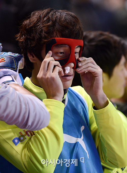 [포토] 오재석 '김태영 코치의 마스크 잘 어울리나요'