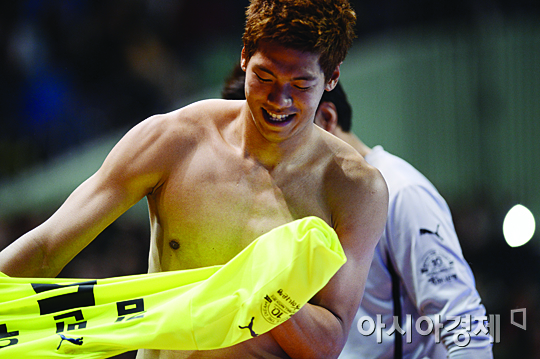 [포토] 이범영 '아무데서나 옷 갈아입는 자신감'