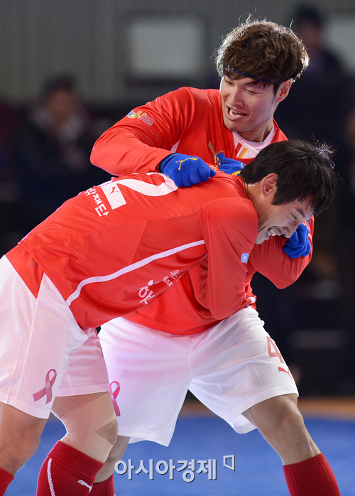 [포토] 김형범 '역시 능력자, 힘이 장난이 아닌데'