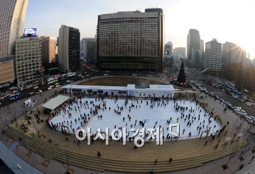 [포토]시민들로 북적이는 서울광장 스케이트장 