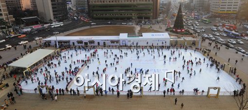 [포토]겨울과 함께 돌아온 서울광장 스케이트장 