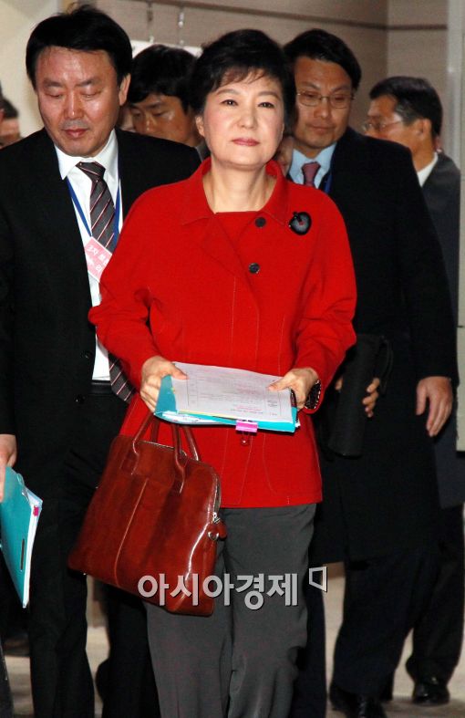 [포토]하나의 가방을 들고 토론회장 들어서는 박근혜