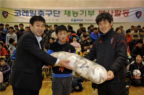 김승희(오른쪽) 코레일축구단 감독이 남정훈(왼쪽) 성세재활원 이사에게 축구공과 후원금을 전하고 있다. 