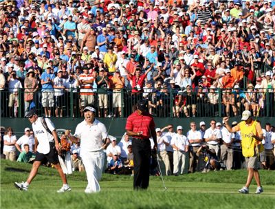  양용은이 2009년 PGA챔피언십 최종일 18번홀에서 타이거 우즈를 꺽고 우승이 확정되는 순간 환호하고 있다.