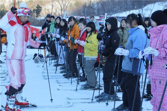한화그룹 중부지역 계열사 연합한화봉사단이 마련한 무지개캠프에서 충남지방경찰청 명예경찰소년단 학생들이 스키강습을 받고 있다. 