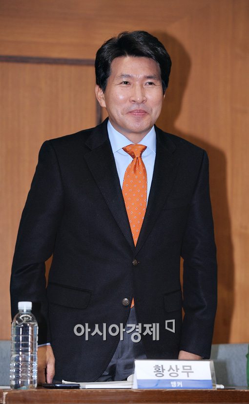 [포토]'2012 KBS 개표방송' 메인 진행을 맡은 황상무 앵커