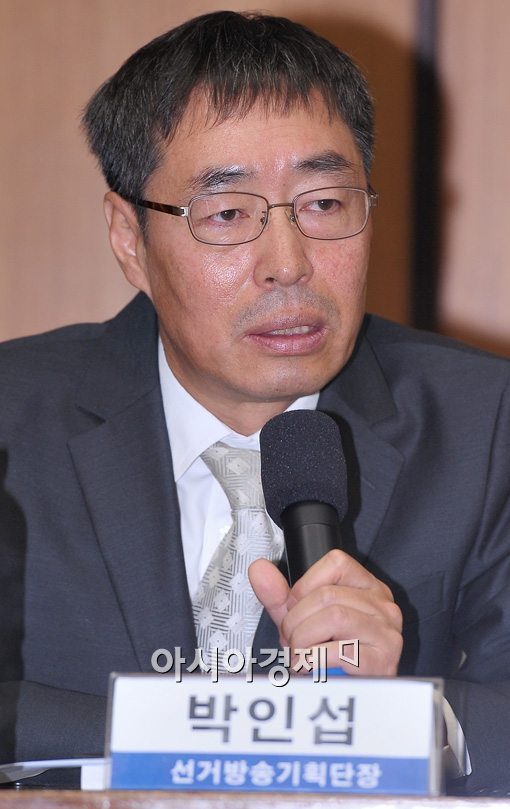[포토]'2012 KBS 개표방송' 소개하는 박인섭 선거방송기획단장