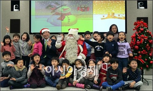 [포토]산타와 기념사진 촬영