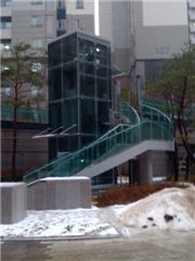 흑석 한강 센트레빌2차 곳곳에는 거동이 불편한 주민들을 위해 옥외 엘리베이터가 들어섰다. / 