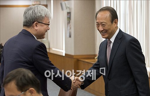 [포토]인사하는 김석동 금융위원장과 김승유 미소금융이사장