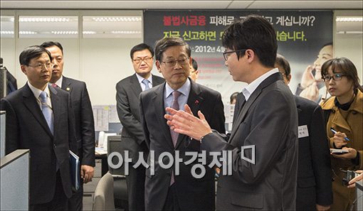 [포토]불법사금융 피해상담원 격려하는 김황식 총리