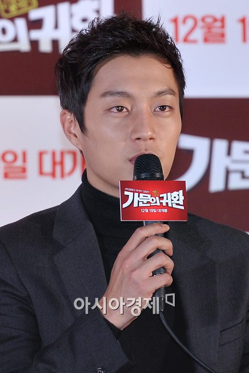 [포토]윤두준 "올 겨울은 '가문의귀환'과 함께~"