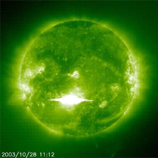 ▲  나사의 태양관측위성 소호(SOHO)가 지난 2003년 촬영한 태양 플레어. 종말론자들은 21일 플레어가 발생해 23~25일 지구에 전원공급시스템이 마비될 것이라고 주장한다.