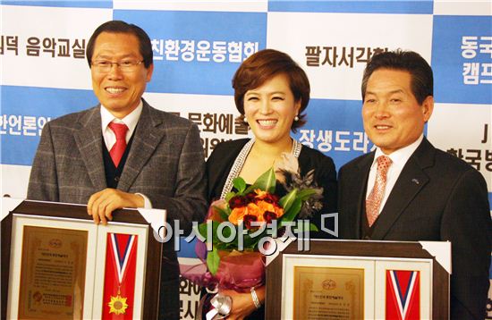 이명흠 장흥군수(맨 왼쪽)가 문화예술상을 수상하고 기념촬영을 하고 있다.