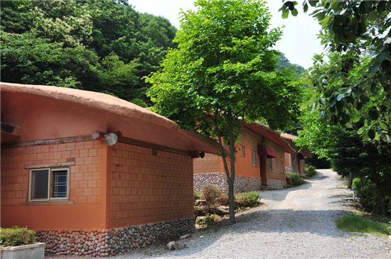 ▲전북 완주군 모악산도립공원 자락에 위치한 안덕마을 '민속힐링캠프' 전경
