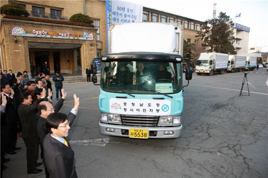 18일 안희정 충남도지사 등 도청 공무원들이 정무부지사실과 소방안전본부 짐을 싣고 떠나는 트럭을 배웅하고 있다.