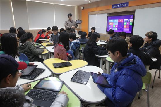 경기도 수원에 위치한 효원 초등학교에서 아티브 스마트PC 프로를 활용해 수업하고 있는 장면